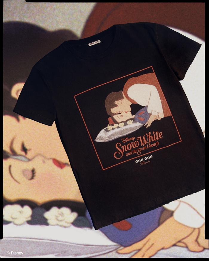 MiuMiu Kisses西洋情人節膠囊系列T-Shirt 用《白雪公主》、《北非諜影》等經典伴侶畫面，象徵炙熱的情人愛戀